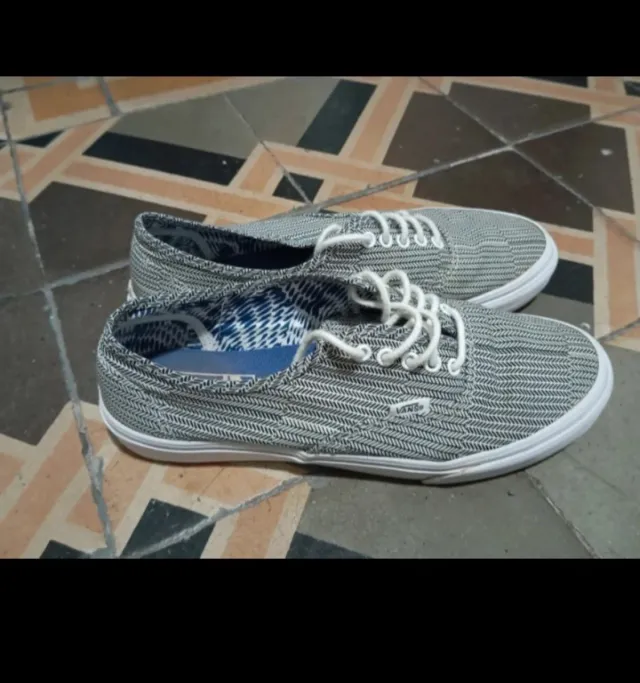 Zapatillas Vans grises y blancas