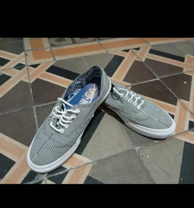 Zapatillas Vans grises y blancas