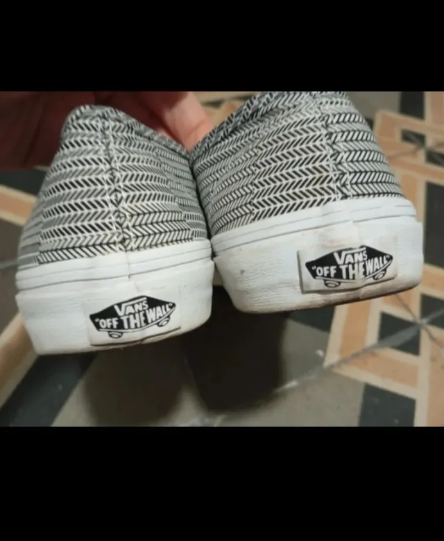Zapatillas Vans grises y blancas