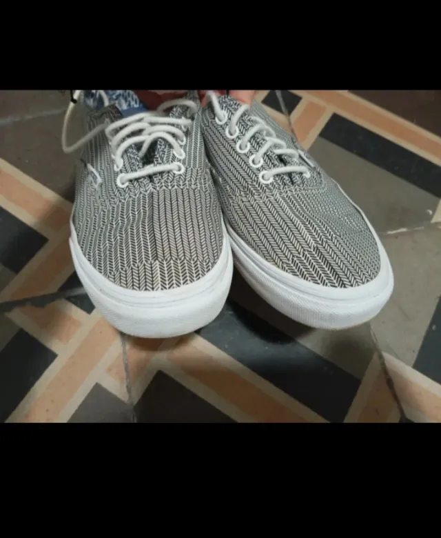 Zapatillas Vans grises y blancas