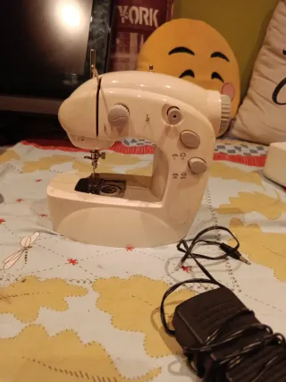 Máquina de coser blanca