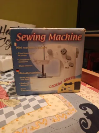 Máquina de coser blanca