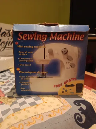 Máquina de coser blanca