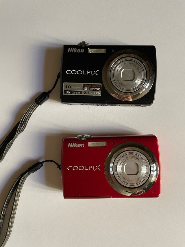 Cámaras Nikon COOLPIX (Negra y Roja)