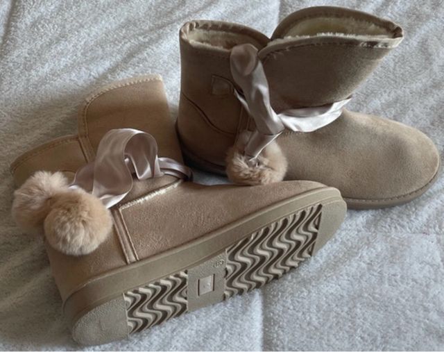 Stivali beige con pompon N 39