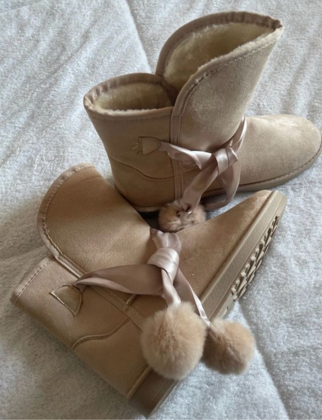 Stivali beige con pompon N 39