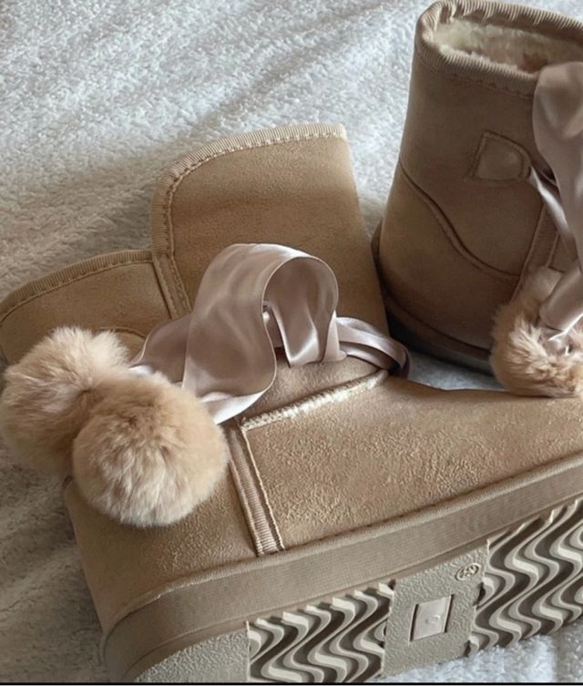 Stivali beige con pompon N 39
