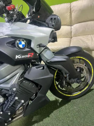 BMW K1300R Moto Deportiva Blanca gris con Maletas