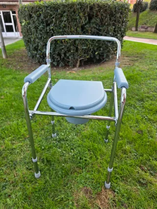 Silla orinal plegable portatil.