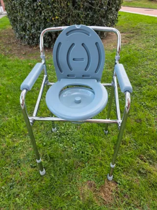 Silla orinal plegable portatil.