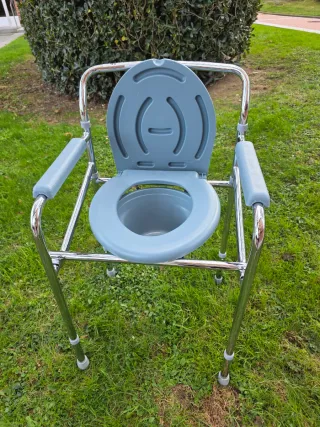 Silla orinal plegable portatil.