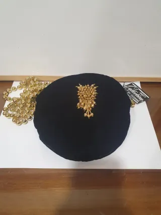 Bolso de fiesta negro con adornos dorados