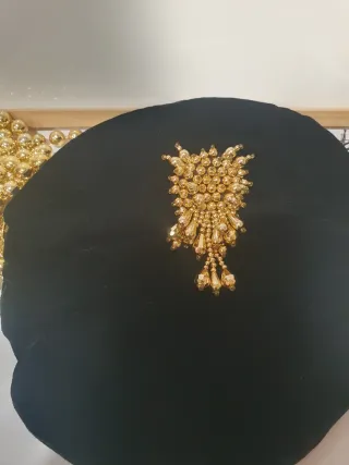 Bolso de fiesta negro con adornos dorados