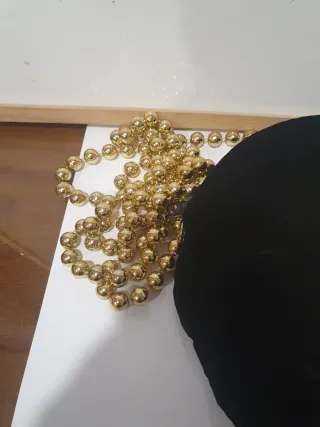 Bolso de fiesta negro con adornos dorados