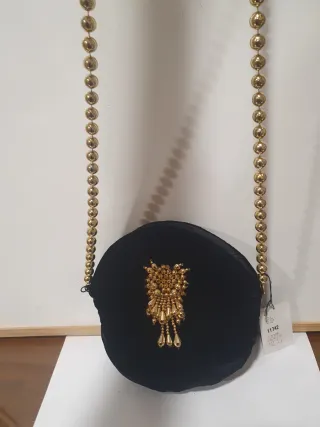 Bolso de fiesta negro con adornos dorados