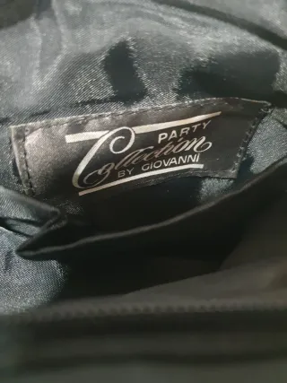 Bolso de fiesta negro con adornos dorados