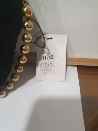 Bolso de fiesta negro con adornos dorados