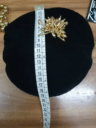 Bolso de fiesta negro con adornos dorados