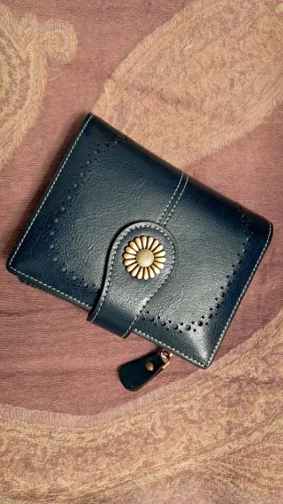 Cartera azul verdoso con detalle floral dorado