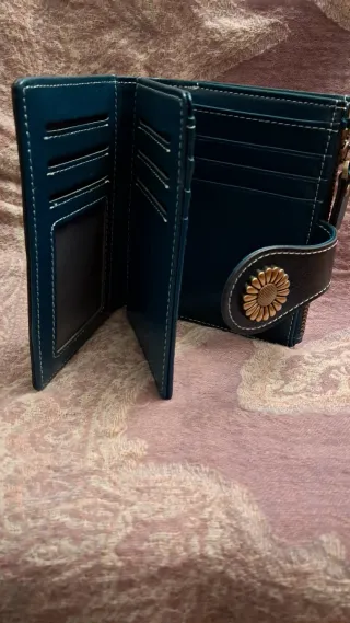 Cartera azul verdoso con detalle floral dorado