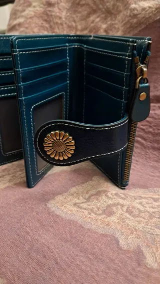 Cartera azul verdoso con detalle floral dorado