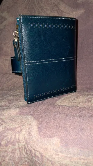 Cartera azul verdoso con detalle floral dorado