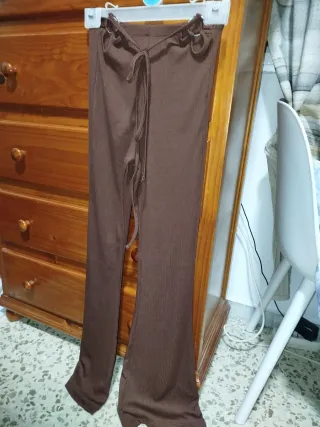 Pantalón Bershka acampanado marrón