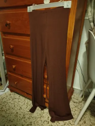 Pantalón Bershka acampanado marrón
