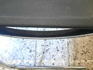 Sillón de oficina negro y plateado