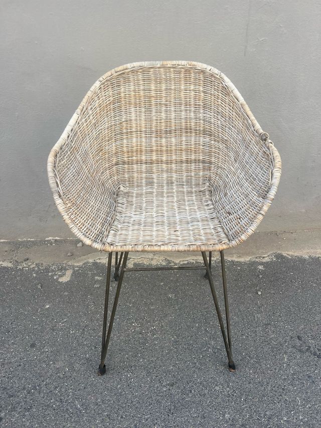 Dos sillas de mimbre con patas metálicas