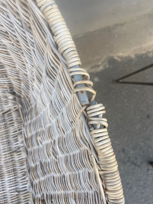 Dos sillas de mimbre con patas metálicas