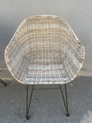 Dos sillas de mimbre con patas metálicas