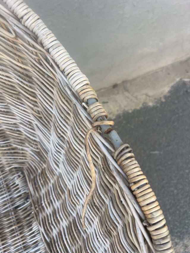 Dos sillas de mimbre con patas metálicas