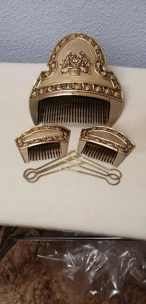 Set peinetas fallera doradas.