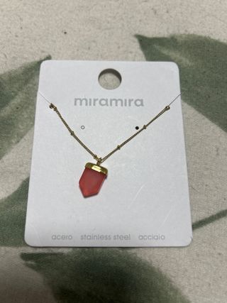 Collar Miramira con colgante rosa y cadena dorada