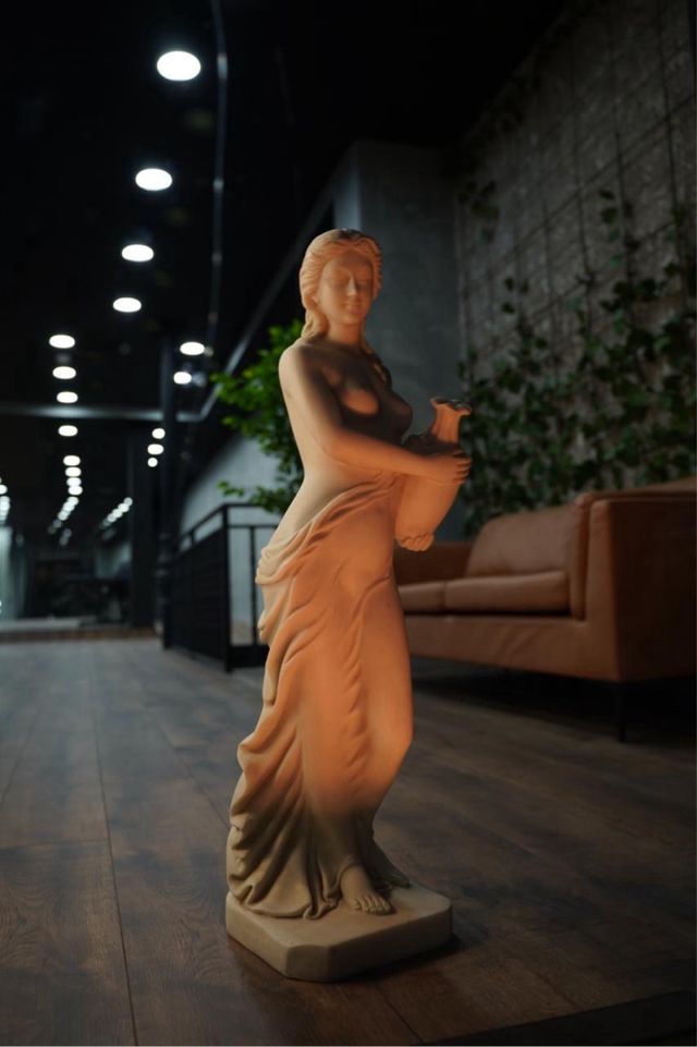 Escultura de mujer con ánfora