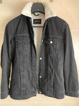 Chaqueta vaquera negra Stradivarius con borreguito