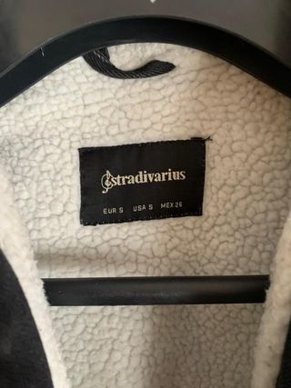 Chaqueta vaquera negra Stradivarius con borreguito