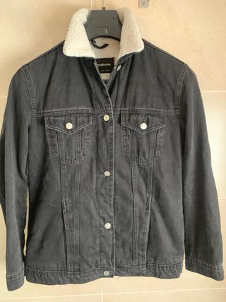 Chaqueta vaquera negra Stradivarius con borreguito