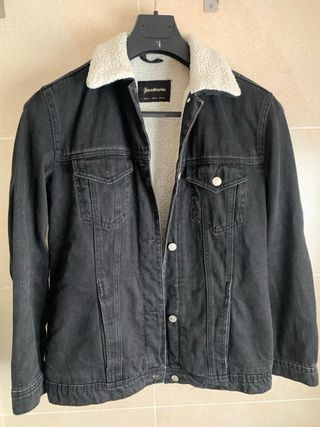 Chaqueta vaquera negra Stradivarius con borreguito