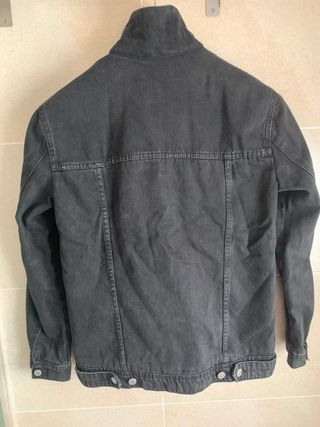 Chaqueta vaquera negra Stradivarius con borreguito