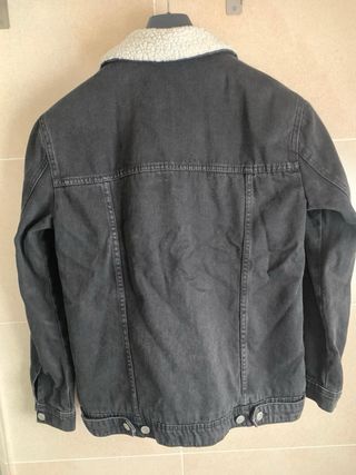 Chaqueta vaquera negra Stradivarius con borreguito