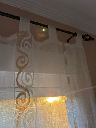 Cortinas y barra de bronce doradas