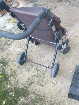 Carro de la compra marrón y plateado