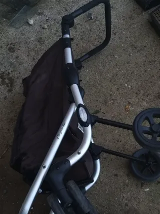 Carro de la compra marrón y plateado