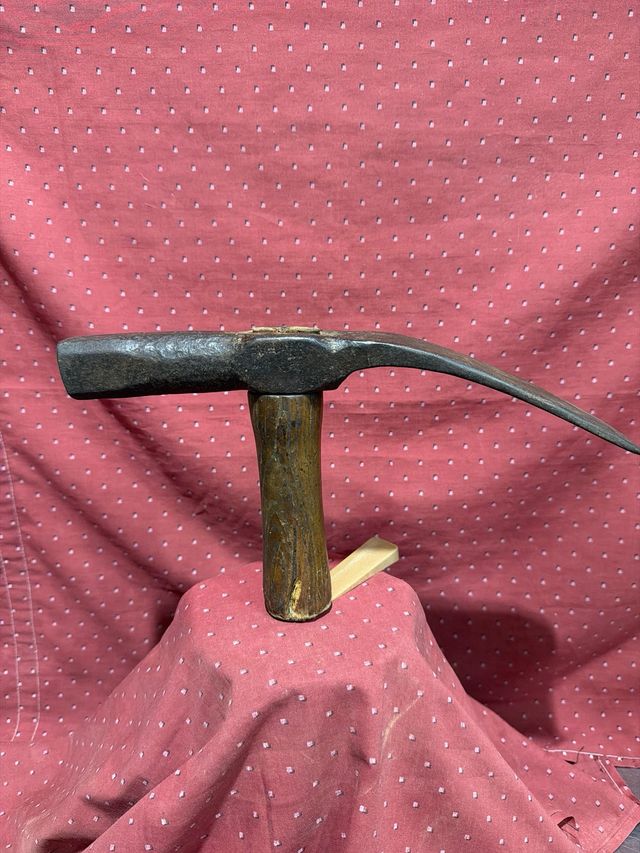 Antigua azuela martillo de carpintería marina.