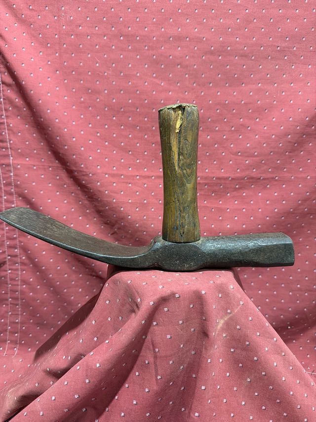 Antigua azuela martillo de carpintería marina.