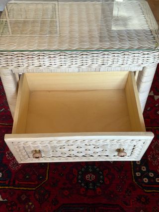 Mesilla de noche de mimbre con cristal