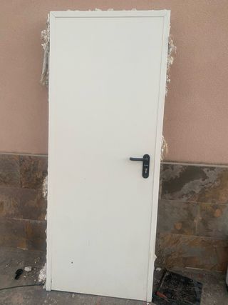 Puerta blanca con manilla negra, galvanizado.