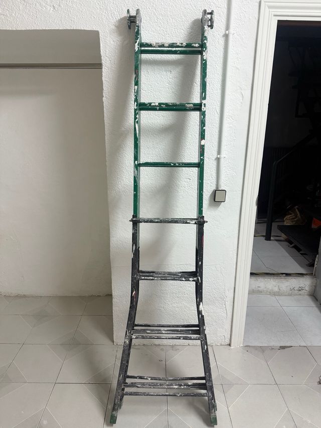 Escalera de mano verde y negra